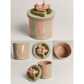 Lille krukke med gris p� l�get