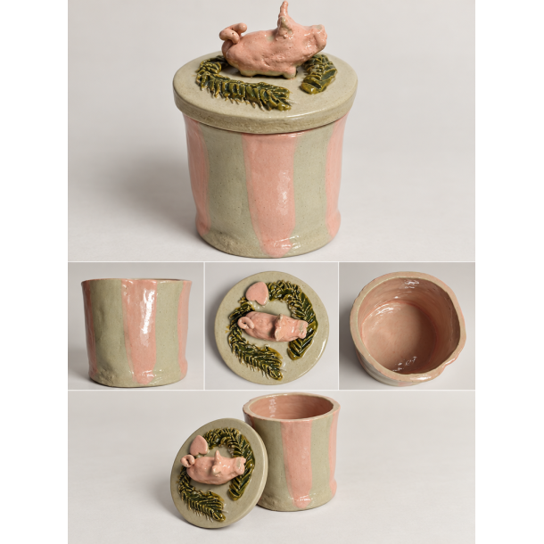 Lille krukke med gris p� l�get